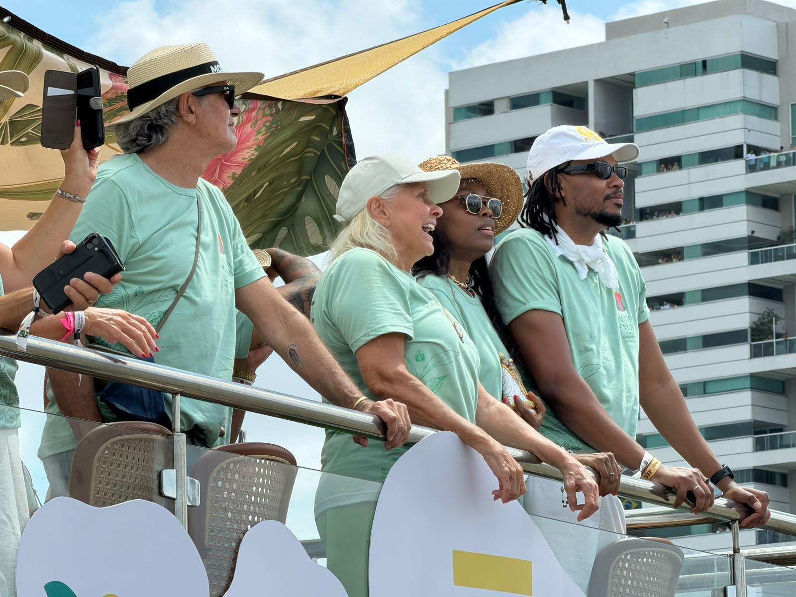 Fafá de Belém realiza Círio Fluvial com famosos e familiares em Belém